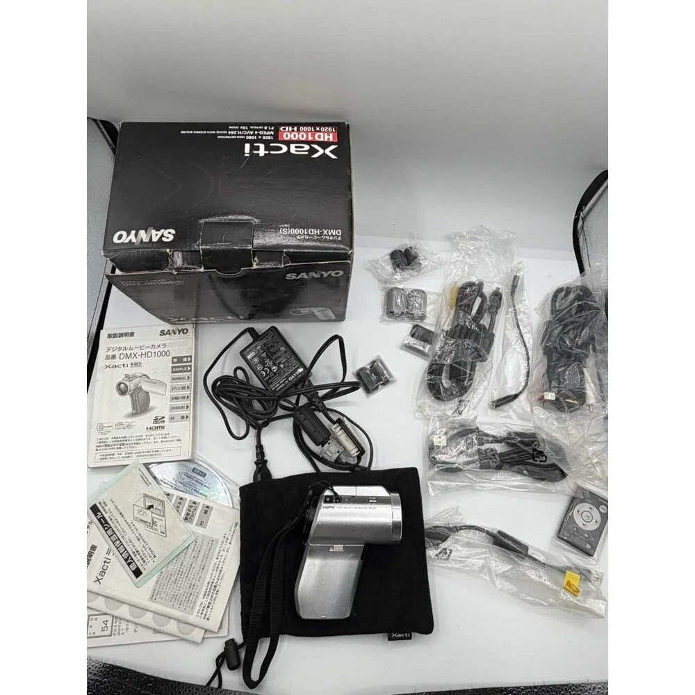 Sanyo Xacti DMX-HD1000 Camera Silver Turns On Remote Case Manuals Records Cords
